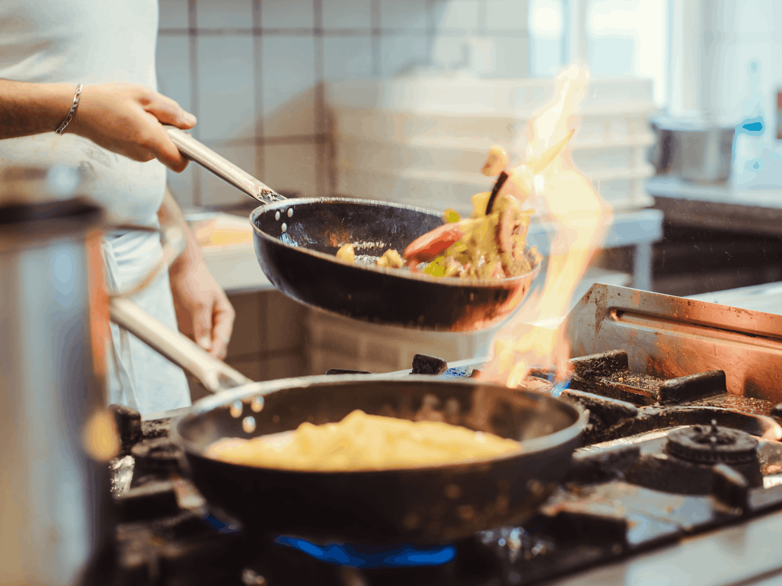 Kock som lagar mat i ett professionellt restaurangkök